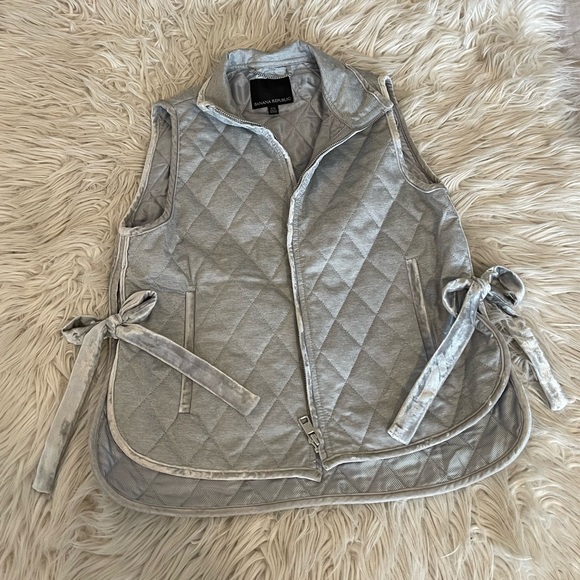 Banana Republic | Quilted Vest | Velvet Bow Detail & Trim - Picture 2 of 14